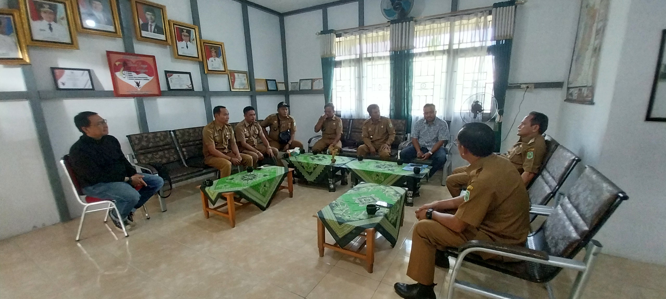 Audiensi Penyelenggara KKM FISIP UNTAN dengan Camat Kembayan dan Enam Kepala Desa: Persiapan Program Pengabdian Masyarakat