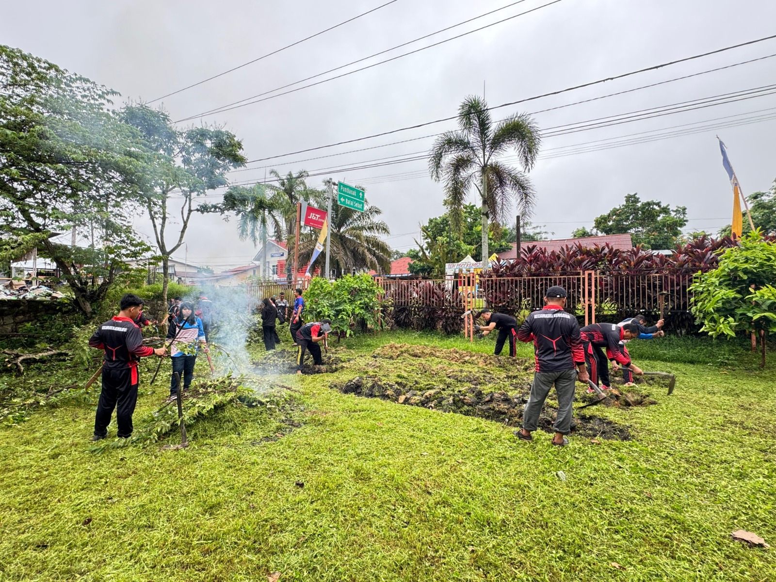 Jelang HUT ke-80 RI, Camat Kembayan Ajak Jajaran Bersih-bersih Kantor